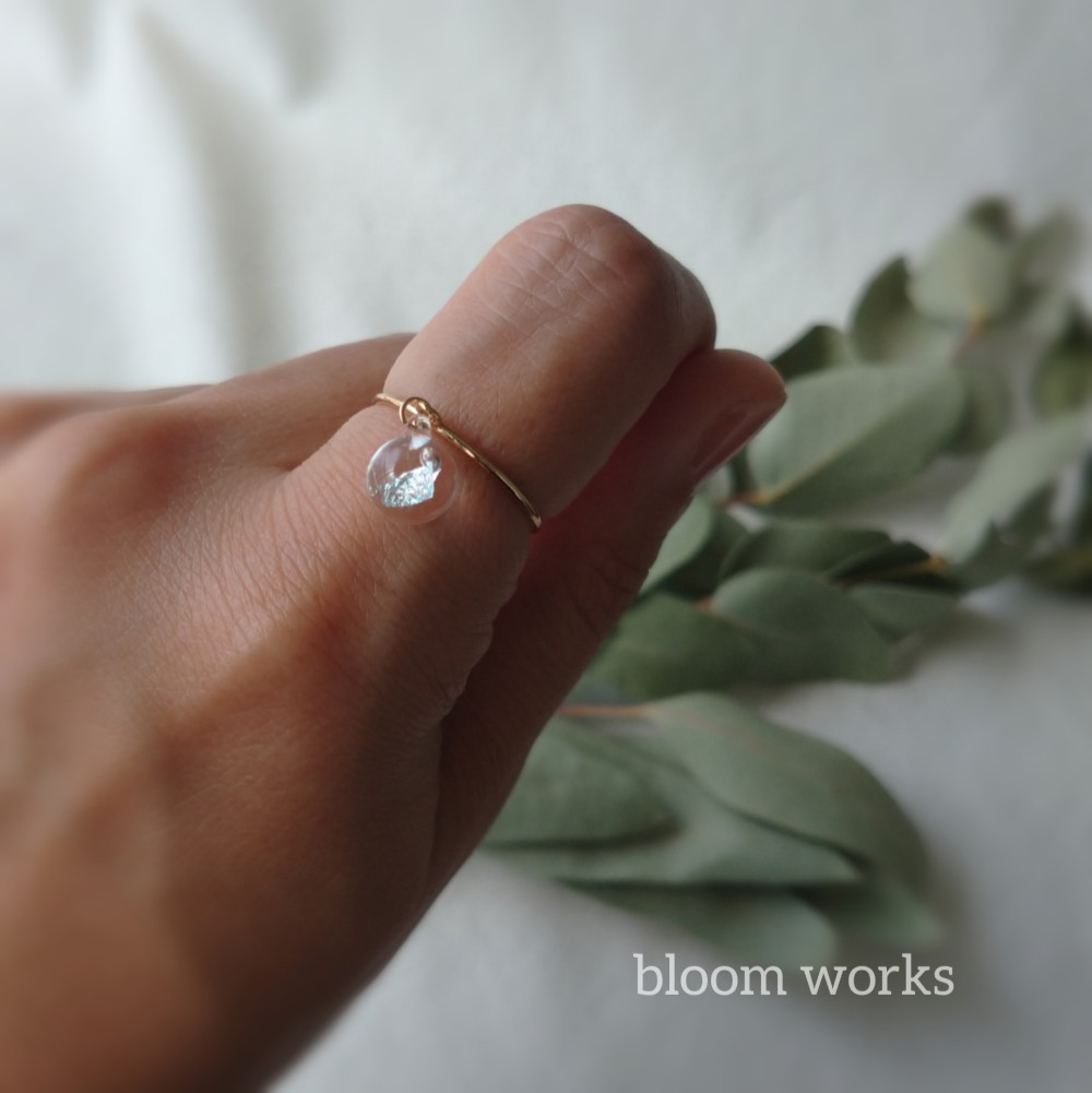 揺れるダイクロガラスのリング