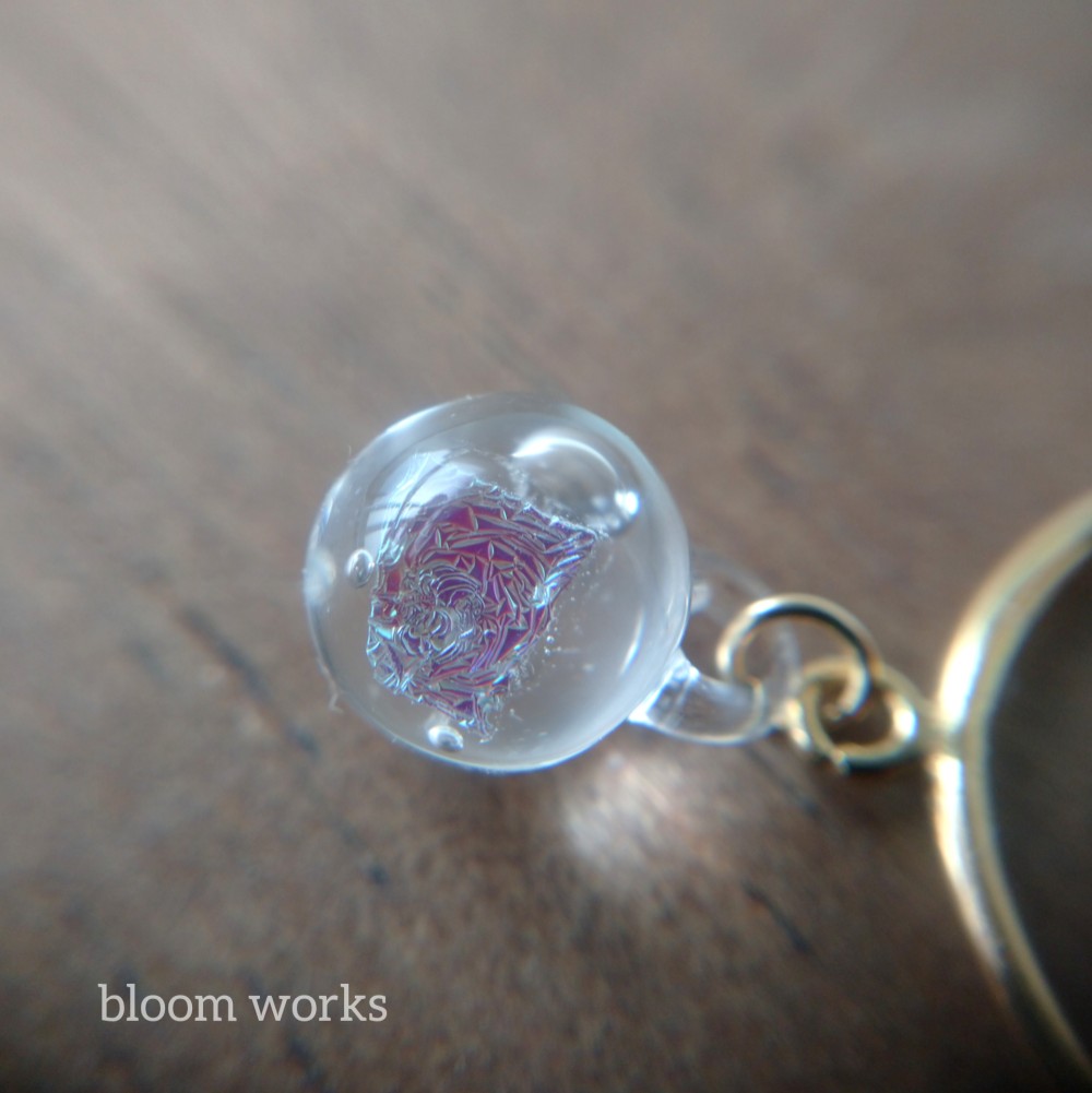 揺れるダイクロガラスのリング