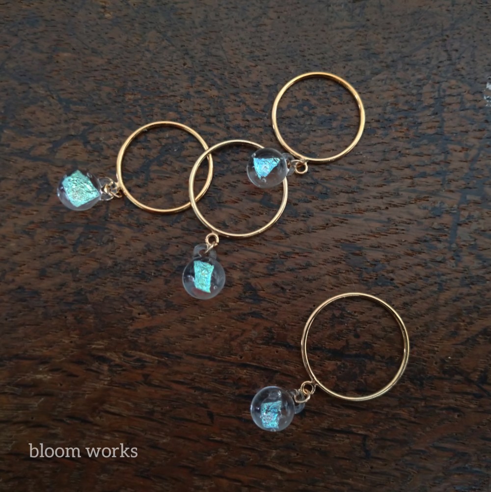 揺れるダイクロガラスのリング