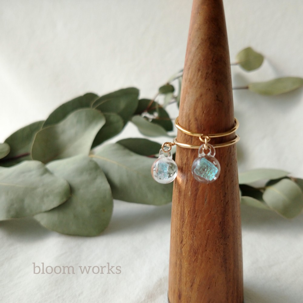 揺れるダイクロガラスのリング