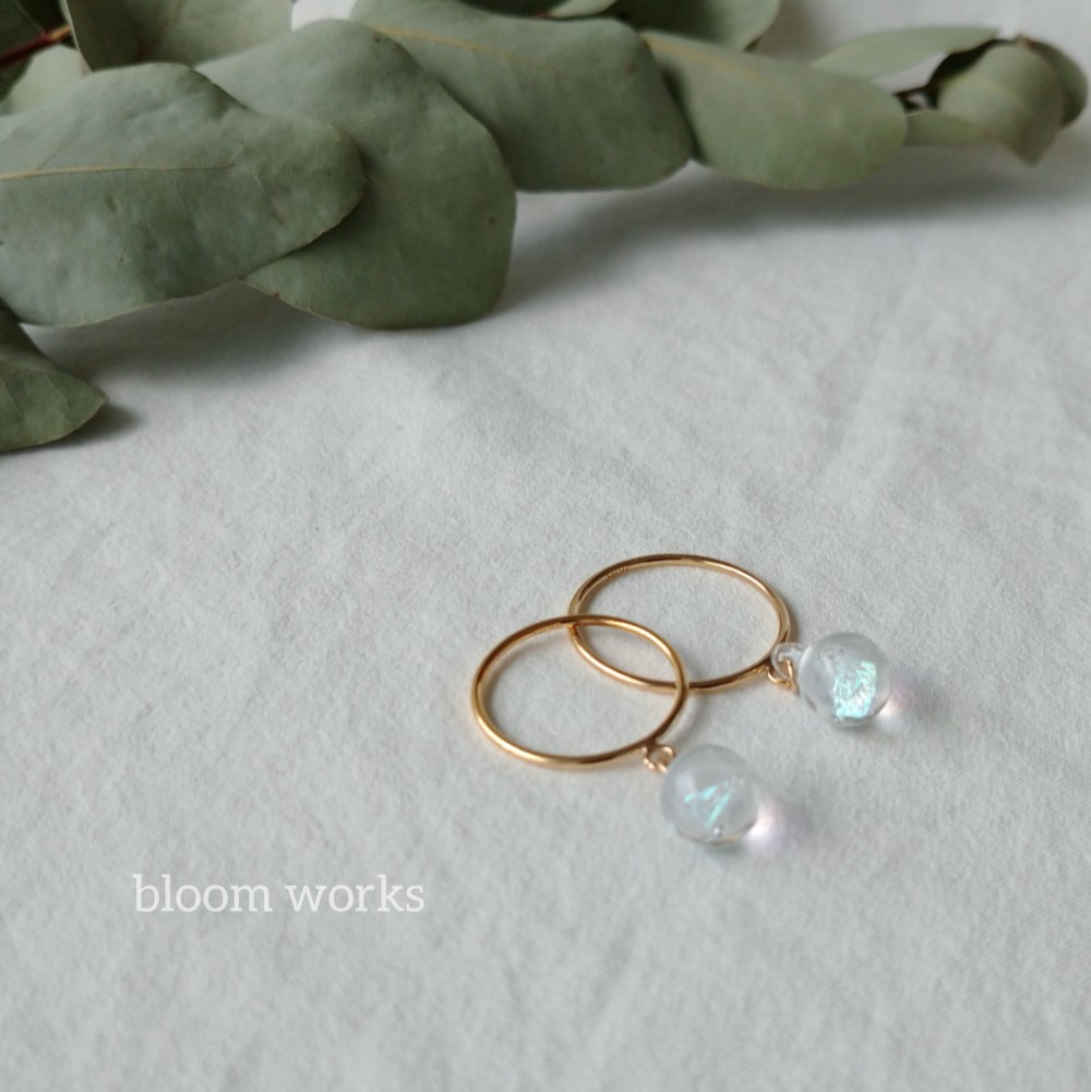 揺れるダイクロガラスのリング