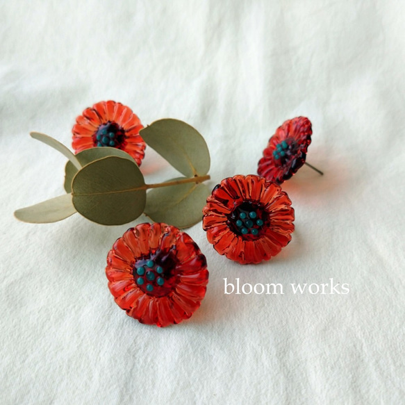 【受注制作】ポピーレッドの花ピアス・イヤリング 1枚目の画像