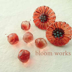 【受注制作】ポピーレッドの花ピアス・イヤリング 2枚目の画像