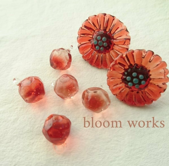 【受注制作】ポピーレッドの花ピアス・イヤリング 2枚目の画像