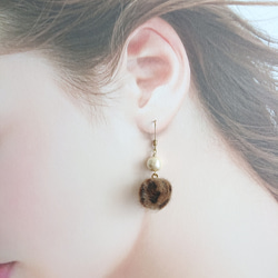 人気♥コットンパール×ヒョウ柄ファーボールピアス/イヤリング※アレルギー対応可(サージカルステンレス) 1枚目の画像