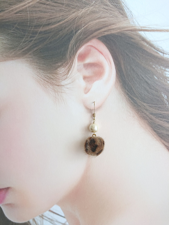 人気♥コットンパール×ヒョウ柄ファーボールピアス/イヤリング※アレルギー対応可(サージカルステンレス) 1枚目の画像