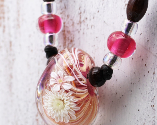 再販》『赤花雫玉皮紐ネックレス』 ガラス アクセサリー