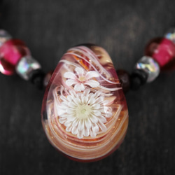 《再販》『赤花雫玉皮紐ネックレス』 ガラス　アクセサリー　ペンダント　とんぼ玉　花　母の日 4枚目の画像