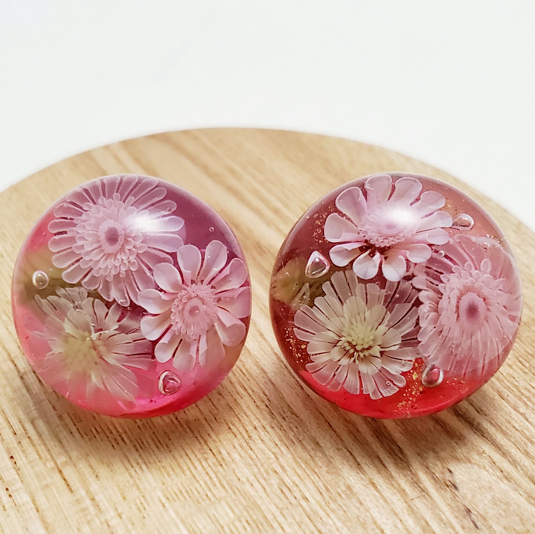 【再販】受注制作『赤ピンク花玉カボションピアス』  ガラス　ピアス　花　チタン