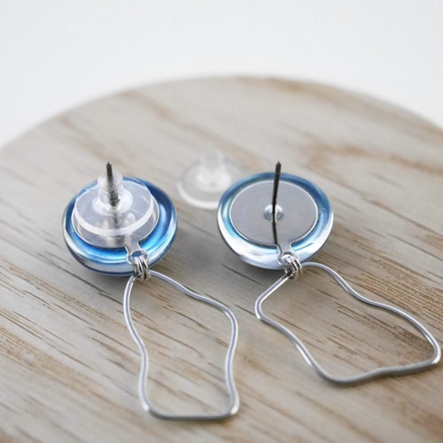 宇宙ミジンコ カボションピアス』 ガラス ピアス チタン プランクトン