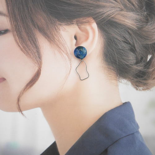 宇宙ミジンコ カボションピアス』 ガラス ピアス チタン プランクトン