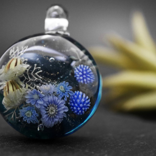 リ*ー様 琉璃工房 ☆ ガラスオブジェ ☆ ネズミとお花モチーフ ☆ 美品 ニゲラとルリタマアザミのある風景』 ガラス アクセサリー ペンダント