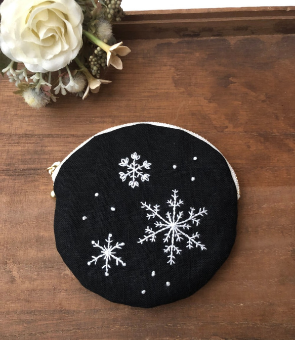 雪の結晶の刺繍　丸型ポーチ 1枚目の画像