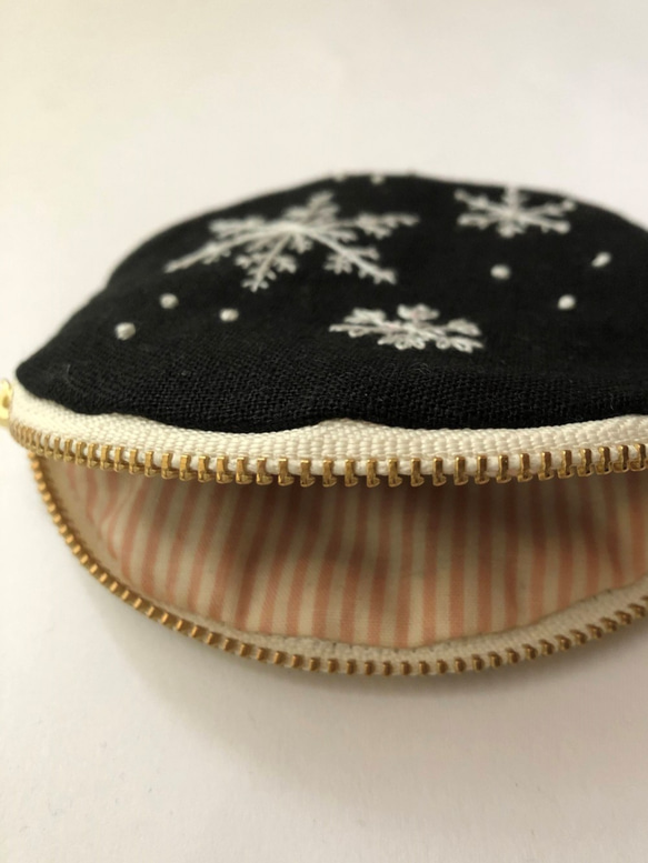 雪の結晶の刺繍　丸型ポーチ 3枚目の画像