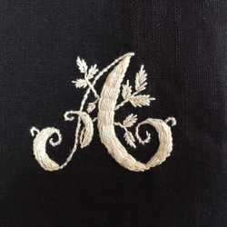「A」刺繍のリネンのポーチ 2枚目の画像