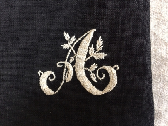 「A」刺繍のリネンのポーチ 2枚目の画像