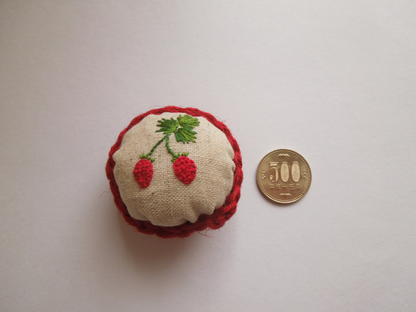 いちごの刺繍のピンクッション 3枚目の画像