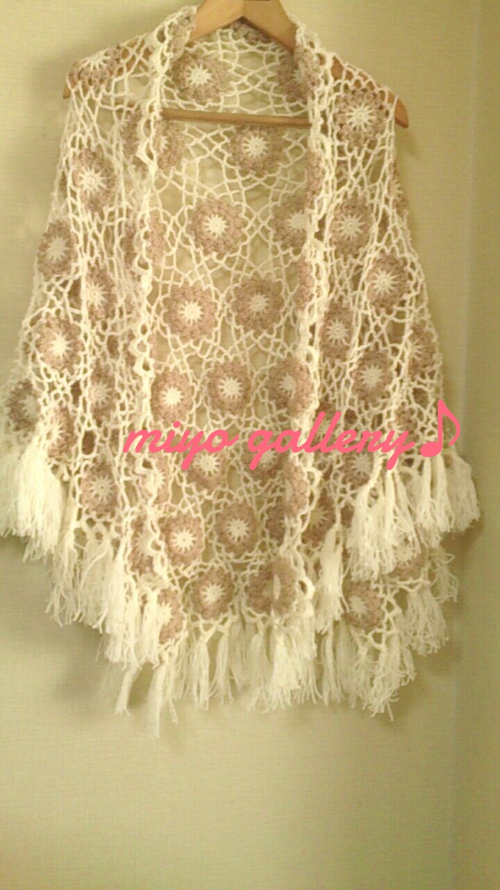 送料無料～ナチュラルお花の台形ショール(白×ベージュ)