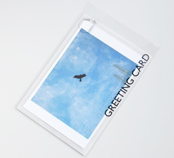 【Creema特集掲載商品】青空を見上げた【和紙の切り絵グリーティングカード】封筒・メッセージカード付 1枚目の画像