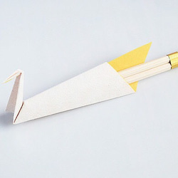 和紙の折り鶴が座る【祝箸】黄色 1枚目の画像