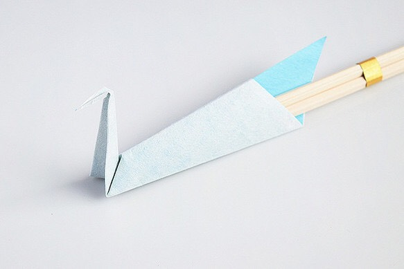和紙の折り鶴が座る【祝箸】水色 1枚目の画像