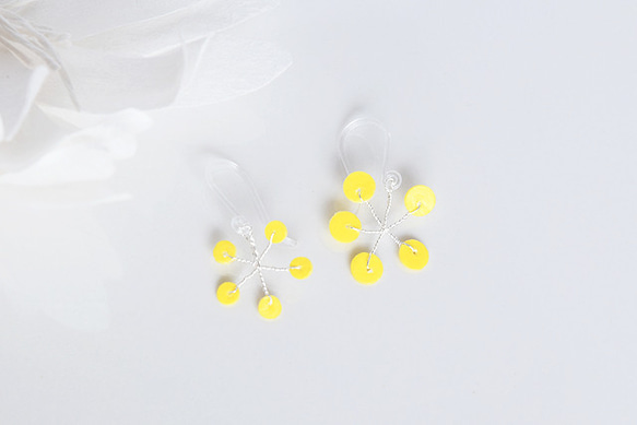 sparkling flower _ lemon（樹脂ピアス） 1枚目の画像