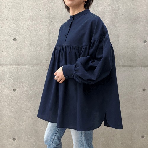 ふんわりギャザーのスタンドカラープルオーバーブラウス(ネイビー） 10,703円