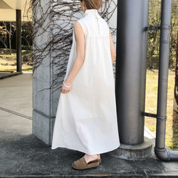 高領縮褶長洋裝（白色） 第2張的照片