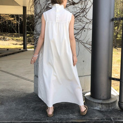 高領縮褶長洋裝（白色） 第3張的照片