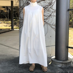 高領縮褶長洋裝（白色） 第4張的照片