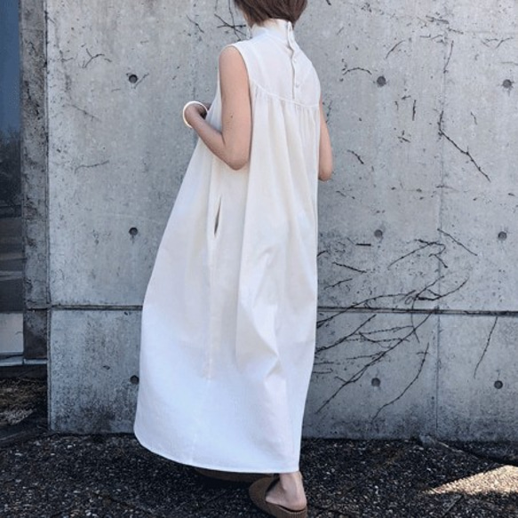 高領縮褶長洋裝（白色） 第7張的照片