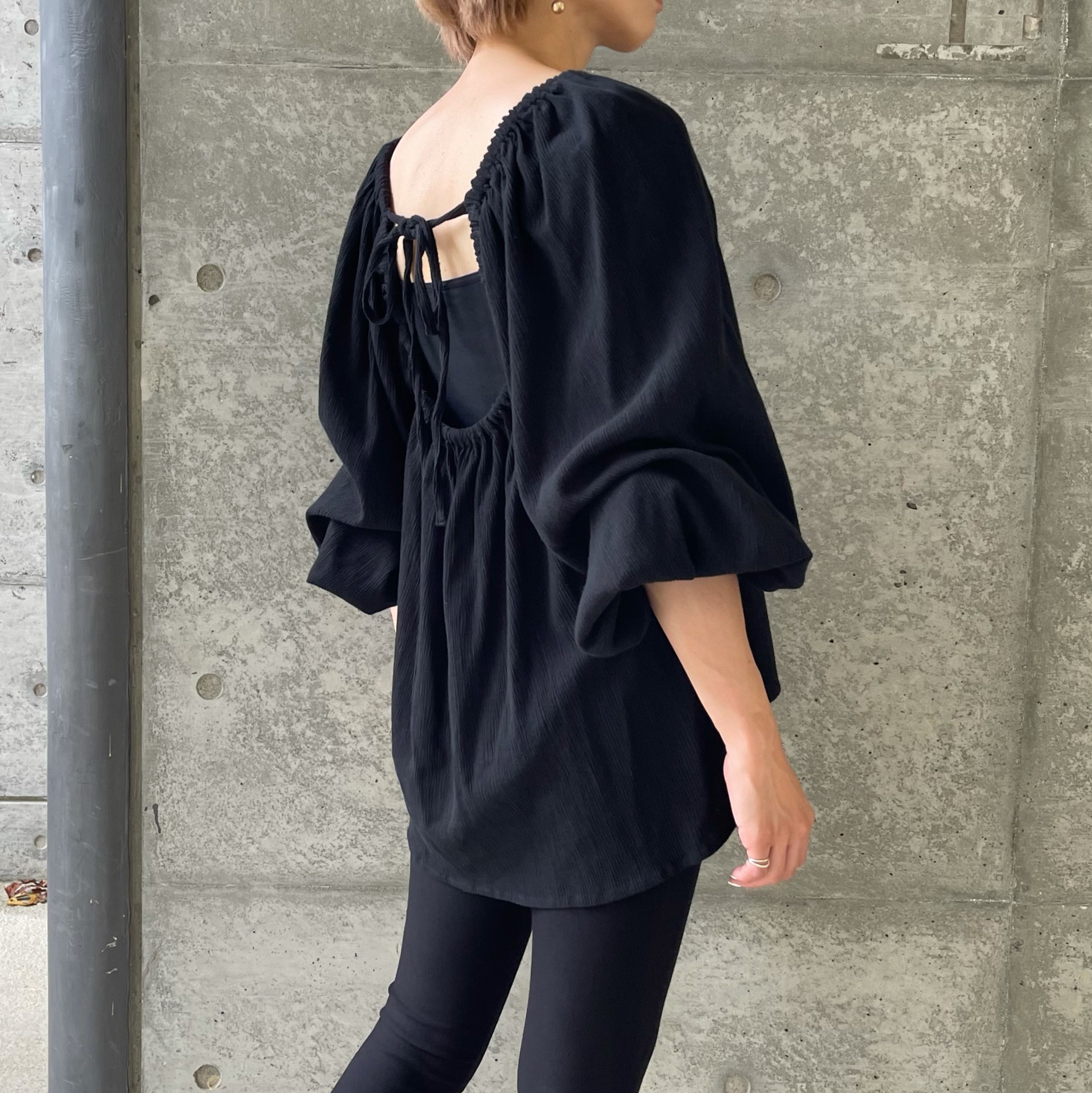バックオープンふんわりブラウス(ブラック)