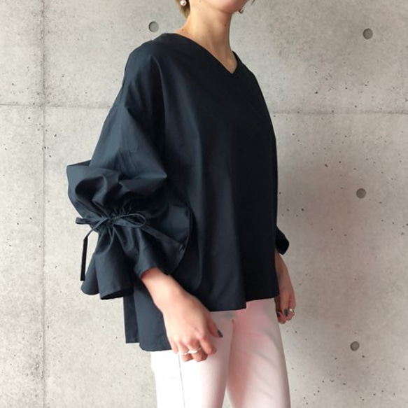 後褶燈籠袖上衣（海軍藍） 第8張的照片