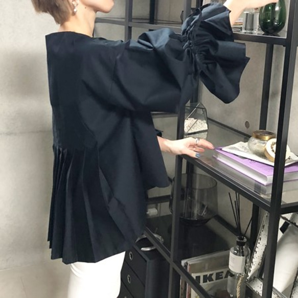 後褶燈籠袖上衣（海軍藍） 第9張的照片