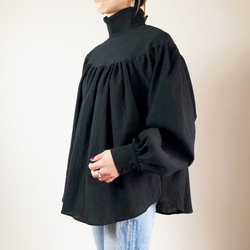 100%棉插肩袖縮褶襯衫（黑色） 第3張的照片