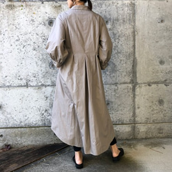 細褶魚尾灰色襯衫式連衣裙 第7張的照片