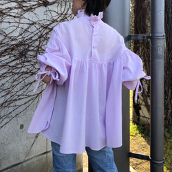 【100%純棉】荷葉領後裹鈕扣紫色上衣 第4張的照片