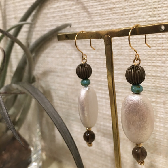 Pearly Wood x Smoky Quartz x Antique Beads Earrings 3枚目の画像