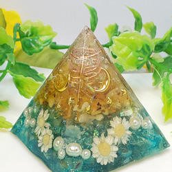 月と白いお花連なるピラミッド型オルゴナイト 1枚目の画像