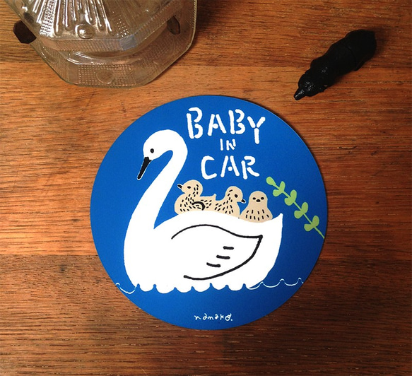 BABY IN CAR マグネットステッカー（スワンblue） 1枚目の画像