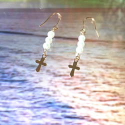 【記念価格】真珠とクロスのピアス　シルキーパール 3枚目の画像