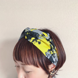 【アシメ】paint yellow × dark gray /ペイント柄  /クロスターバン ヘアバンド 1枚目の画像