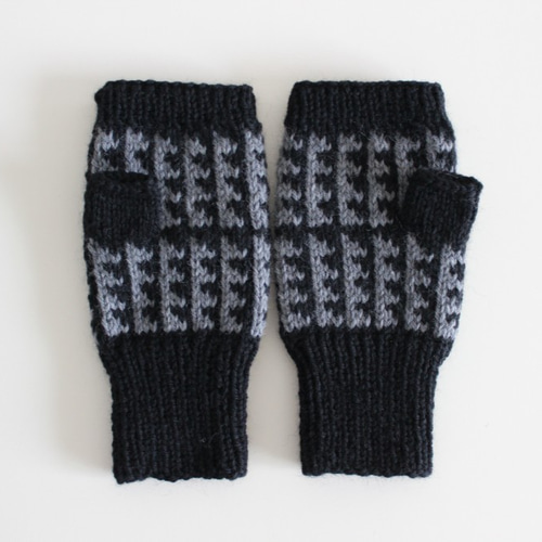 編み込み模様のハンドウォーマー 黒＆グレー 手袋・ミトン 凛 通販