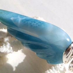 Sold out!! 海色の羽-模様が美しく、リバーシブルで両面使えるハイクラスの天使の羽ラリマーペンダント- 1枚目の画像