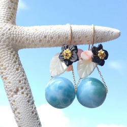 Sold!! 海の耳飾り14kgf‐可愛い13㎜丸玉ラリマー&パープルシェル＆本珊瑚＆ブラックシェルフラワー＆白蝶貝の葉 3枚目の画像