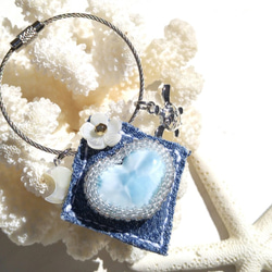 1点限りこのお値段で！海のタイル。可愛いハートラリマー&ダイヤの形リメイクデニム&ホワイトシェルフラワーのバッグチャーム 1枚目の画像