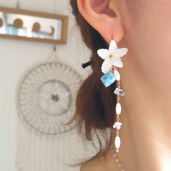 6月限定Sale！海の花の耳飾り14kgf‐珍しい形の可愛いラリマー&大きな白蝶貝の花&白珊瑚&レインボームーン 2枚目の画像