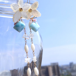 6月限定Sale！海の花の耳飾り14kgf‐珍しい形の可愛いラリマー&大きな白蝶貝の花&白珊瑚&レインボームーン 1枚目の画像