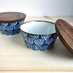 黑胡桃木蓋，陶瓷碗（洋蔥圖案） 第1張的照片