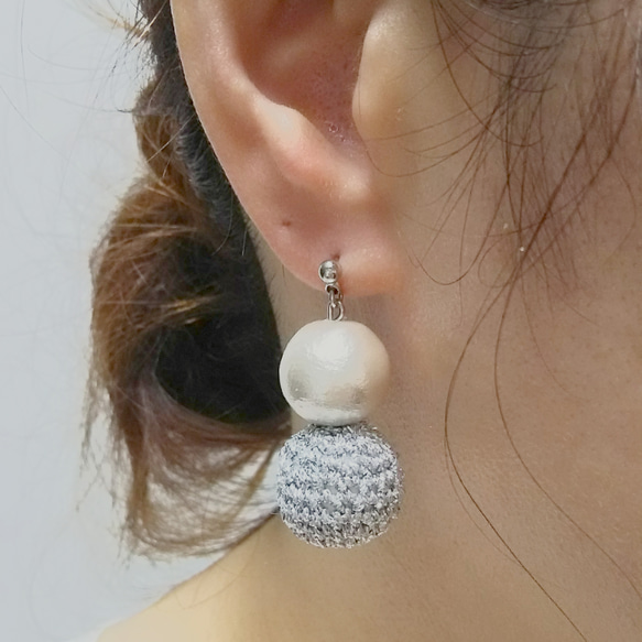 【temari‐cottonpearl】手編みピアス silver 2枚目の画像